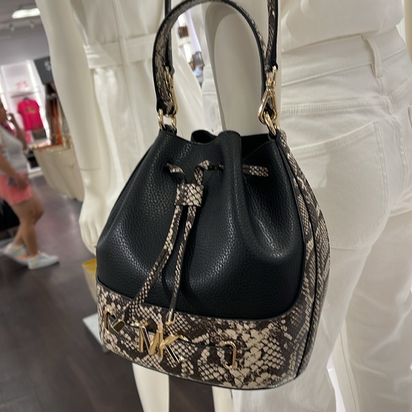 MICHAEL KORS 
Reed Md Pebbled Leather Belted Bucket Messenger Satchel Crossbody - Picture 16 of 16